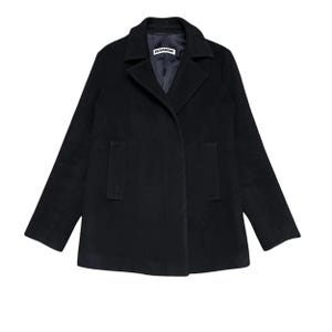 Peut inclure: Un manteau noir en laine avec un col à revers cranté et deux poches avant. Le manteau a des manches longues et une coupe ajustée. La doublure intérieure est visible au col, avec la marque "JIL SANDER" imprimée.