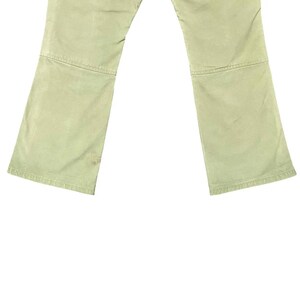 Op de afbeelding: Een lichtgroene broek met een rechte pijp en een lichte flare aan de onderkant. De broek heeft een vervaagde look en is gemaakt van een zachte, comfortabele stof.