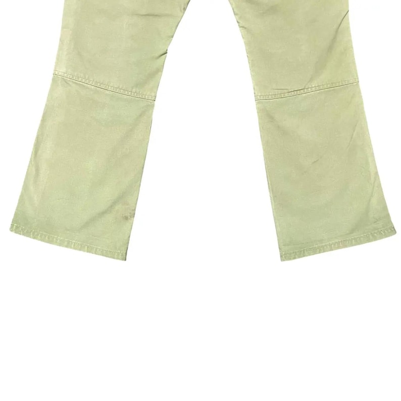 Op de afbeelding: Een lichtgroene broek met een rechte pijp en een lichte flare aan de onderkant. De broek heeft een vervaagde look en is gemaakt van een zachte, comfortabele stof.