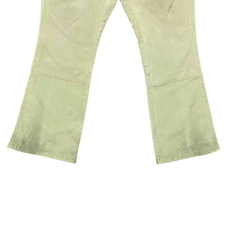 Op de afbeelding: Een lichtgroene cargo broek met een rechte pijp en een licht uitlopende zoom.