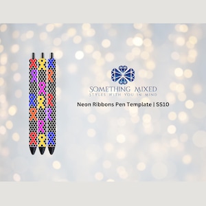 Puede incluir: Tres bolígrafos con barriles negros y diseños de cintas de neón. Las cintas son de varios colores, incluyendo rojo, naranja, amarillo, azul y morado, sobre un patrón de panal negro. También se ve el texto "Neon Ribbons Pen Template | SS10".