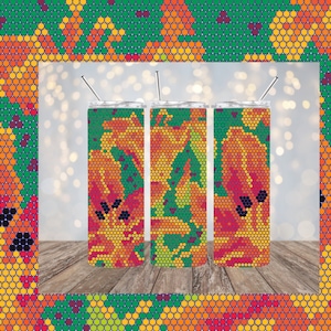 Pode incluir: Três copos de aço inoxidável com um padrão geométrico colorido. O padrão é composto por pequenos círculos em tons de vermelho, laranja, amarelo, verde e preto. Os copos estão dispostos em uma fileira sobre uma superfície de madeira.