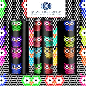 Op de afbeelding: Zwarte beker met kleurrijke uilenontwerpen. De uilen zijn gemaakt van kleine, gekleurde stippen in verschillende tinten, waaronder groen, paars, roze en blauw. De achtergrond is een zwart-wit stippenpatroon. De tekst "SOMETHING MIXED STYLES WITH YOU IN MIND" staat bovenaan.