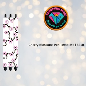Puede incluir: Tres bolígrafos blancos con un diseño de flores de cerezo. Los bolígrafos tienen un patrón de flores rosas y ramas marrones. También es visible un parche circular con el texto "Something Mixed" y un diseño de diamante.