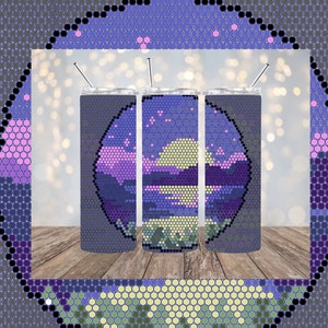 Puede incluir: Tres vasos de acero inoxidable con un diseño de mosaico colorido de una puesta de sol sobre un lago. El diseño presenta tonos de morado, rosa, amarillo y azul.