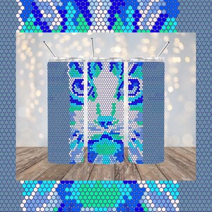 Puede incluir: Tres vasos aislados de acero inoxidable con un diseño geométrico azul y blanco que presenta una cara de animal estilizada. Los vasos tienen una pajita y un fondo azul liso. El diseño se repite en el fondo.