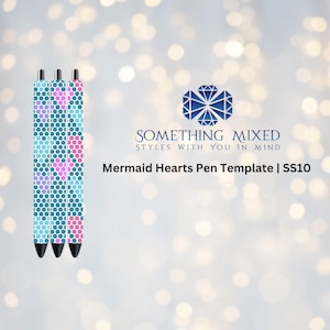 Puede incluir: Tres bolígrafos negros con un diseño de corazón de sirena. El diseño presenta corazones azules, rosas y blancos sobre un fondo azul verdoso. Los bolígrafos están decorados con un patrón de panal. El texto "Something Mixed Styles With You In Mind" y "Mermaid Hearts Pen Template | SS10" se muestra encima de los bolígrafos.