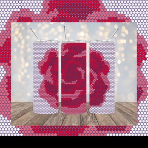 Może przedstawiać: Trzy kubki ze stali nierdzewnej z wzorem różowej i czerwonej róży. Kubki stoją na drewnianej powierzchni.