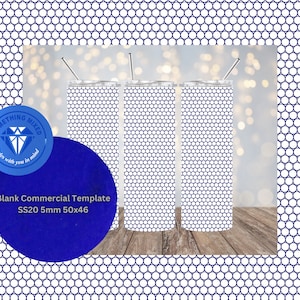 Peut inclure: Trois gobelets en acier inoxydable avec un fond blanc et un motif de pois bleus. Les gobelets ont une capacité de 20 oz et une hauteur de 50 mm. Le texte "Blank Commercial Template SS20 5mm 50x46" est imprimé sous les gobelets.