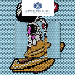 Op de afbeelding: Digitale kunstprint met een stripfiguur op een schommel, tegen een achtergrond van blauwe en zwarte stippen. Het personage is gepixeld, met roze, witte en bruine kleuren. De tekst "SOMETHING MIXED STYLES WITH YOU IN MIND" is ook aanwezig.