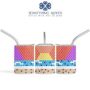 Puede incluir: Tres vasos de acero inoxidable con diseños geométricos coloridos. Cada vaso presenta un patrón vibrante de puntos rojos, naranjas, amarillos, morados, azules y marrones, con una pajita plateada. El texto "SOMETHING MIXED STYLES WITH YOU IN MIND" está en la parte superior.