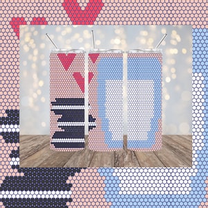 Puede incluir: Tres vasos de acero inoxidable con diferentes patrones geométricos. El vaso de la izquierda tiene un patrón rosa y negro, el vaso del medio tiene un patrón rosa y azul, y el vaso de la derecha tiene un patrón azul y blanco.