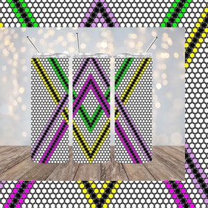 Puede incluir: Tres vasos de acero inoxidable con un patrón geométrico de círculos negros, blancos, amarillos, verdes y rosas. El patrón es una forma de diamante que se repite.