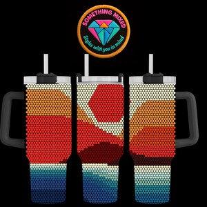Puede incluir: Tres vasos aislados con asas y tapas negras. Los vasos presentan un diseño geométrico en tonos rojos, naranjas y azules. El texto "SOMETHING MIXED Styles with you in mind" está encima.