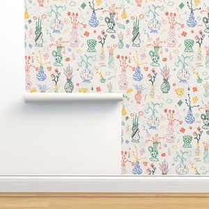 Puede incluir: Un papel tapiz de patrón sin costuras con un diseño caprichoso de jarrones coloridos con flores y formas abstractas sobre un fondo crema.