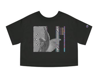 Puede incluir: Camiseta negra recortada con un estampado gráfico de una estatua con alas delante de un patrón de espiral en blanco y negro. El gráfico también incluye rayas verticales de colores con el texto "ALTA MACTA ART".