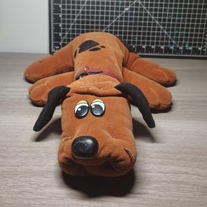 Cachorro de pelúcia grande, modelo Pound Puppy, da Tonka, vintage dos anos 80.