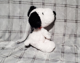 SNOOPY Beagle plush by HALLMARK - unknown age - Cute. soft and Fluffy - Peanuts Gang stuffed animal toy