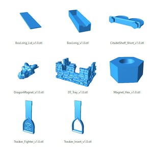 Peut inclure: Une collection de modèles imprimés en 3D, comprenant une tasse, un dragon, un plateau, un aimant hexagonal, un aimant rond, une étagère, un combattant et un insert. Les modèles sont tous bleus et semblent être en plastique.