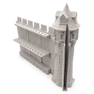 Peut inclure: Un mur de château miniature en gris imprimé en 3D avec une tour. Le mur a une série de petites fenêtres et une passerelle. La tour a un toit pointu et une fenêtre de chaque côté.