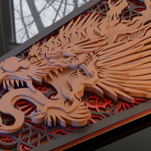 Könnte beinhalten: Ein mehrschichtiges Wandkunstobjekt aus Holz mit einem detaillierten, geschnitzten Drachen in hellbrauner Ausführung. Der Drache ist vor einem komplexen, geometrischen Gitterhintergrund mit abwechselnden Schichten in Schwarz, Rot und Orange platziert.