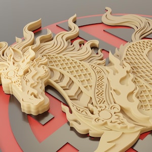 Puede incluir: Escultura detallada de un dragón beige claro con intrincados patrones recortados. El dragón se encuentra sobre un fondo rojo y gris, creando un efecto de capas. El diseño de la escultura presenta una melena y escamas estilizadas, mostrando una mezcla de arte y motivos culturales.