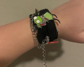 Pulsera de dijes hecha a mano con escena de niña