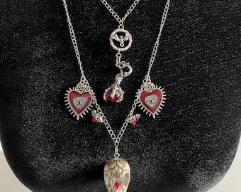 Collar gótico con dijes hechos a mano