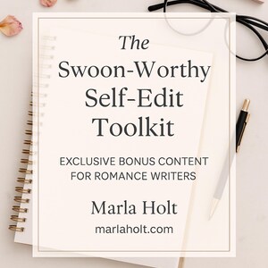 以下が含まれることがあります： 「The Swoon-Worthy Self-Edit Toolkit」というタイトルと著者Marla Holtの名前が書かれたスパイラル綴じノート。ペン、メガネ、バラの花びらが散りばめられており、執筆やクリエイティブなテーマを示唆しています。