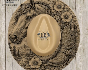 Puede incluir: Un sombrero de vaquero color canela con una ilustración detallada en tinta marrón de una cabeza de caballo, una bota vaquera, patrones florales y un paisaje montañoso. El centro muestra el texto EB ETCHED BRIMS con un logo de ave y canguro.
