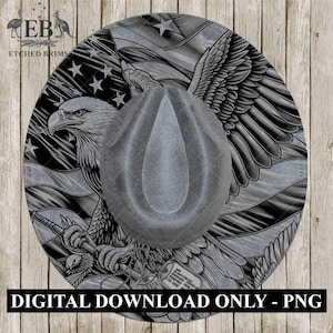 Op de afbeelding: Een grijze cowboyhoed met een Amerikaans vlagontwerp, een adelaar en sterren. De hoed heeft een grijze kroon en rand, met de tekst "DIGITAL DOWNLOAD ONLY - PNG" onderaan. De hoed staat tegen een houten achtergrond.