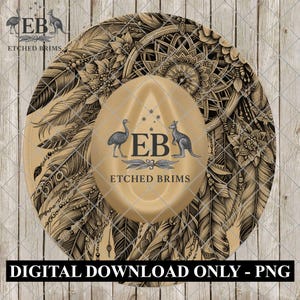 Puede incluir: Un sombrero de vaquero beige con un diseño detallado de plumas y flores. El sombrero presenta un emblema central con un emú y un canguro, el texto "EB" y "ETCHED BRIMS". Las palabras "DIGITAL DOWNLOAD ONLY - PNG" están en la parte inferior.