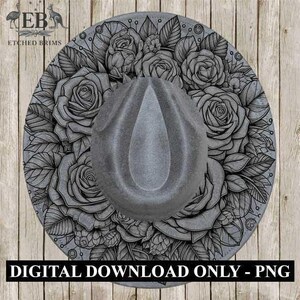 Op de afbeelding: Grijze fedora hoed met een geëtst rozenontwerp rond de rand. De hoed heeft een druppelvormige kroon en een brede rand. De tekst "DIGITAL DOWNLOAD ONLY - PNG" staat onderaan. Op een houten achtergrond.