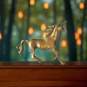 Estatueta vintage pequena de unicórnio místico em latão maciço