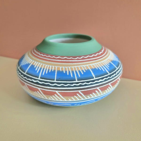 Jarrón de cerámica esgrafiado navajo hecho a mano, obra de Dee Nelson firmada