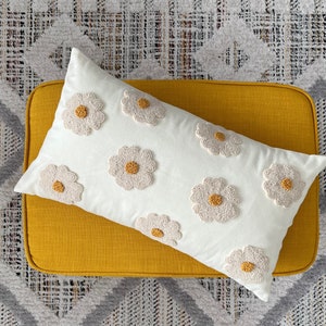 Punch Needle Pillow Case, Handmade Linen Cushion, Daisy Cushion Cover, Decorative Throw Pillow, Housewarming Gift, Gift for Her