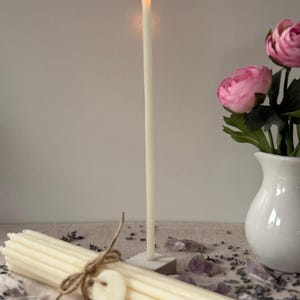 Op de afbeelding: Een set van drie keramische mokken met een gespikkelde, matte afwerking. De mokken zijn in de kleuren crème, lichtgrijs en donkergrijs. Elke mok heeft een eenvoudig, minimalistisch ontwerp en een afgeronde handgreep.