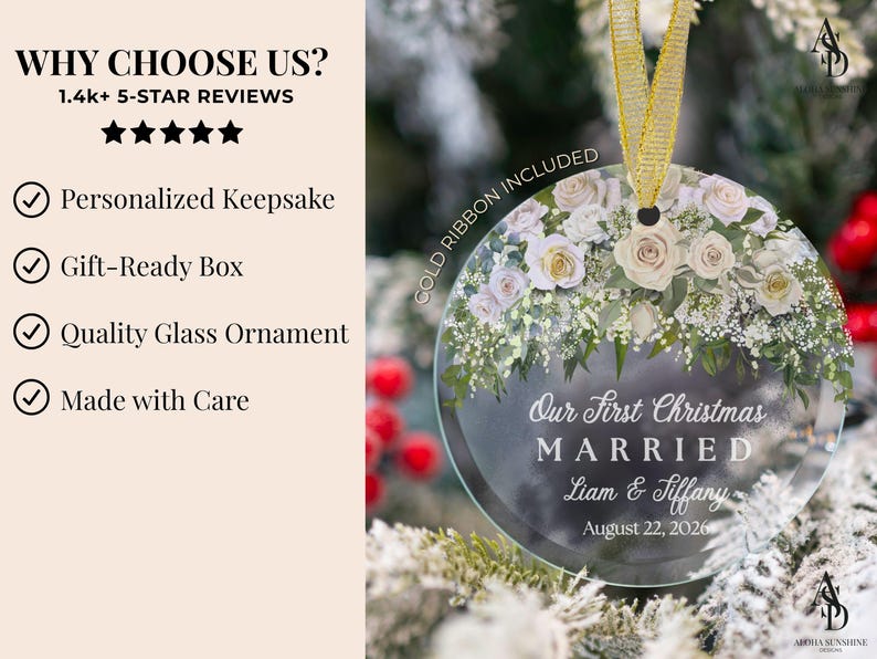 K&ouml;nnte beinhalten: Ein rundes Glasornament mit einem Blumenarrangement aus wei&szlig;en und hellrosa Rosen sowie gr&uuml;nem Blattwerk. Der Text lautet Our First Christmas MARRIED Liam & Tiffany August 22, 2026. Ein goldenes Band ist oben am Ornament befestigt.