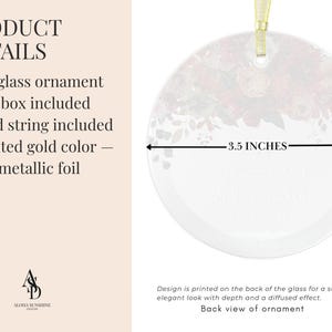 K&ouml;nnte beinhalten: Ein rundes Glasornament mit 8,9 cm Durchmesser, einem floralen Design am oberen Rand und einer goldenen Schnur zum Aufh&auml;ngen. Die Produktdetails nennen ein 8,9 cm gro&szlig;es Glasornament, eine Geschenkbox, eine goldene Schnur und Golddruck.