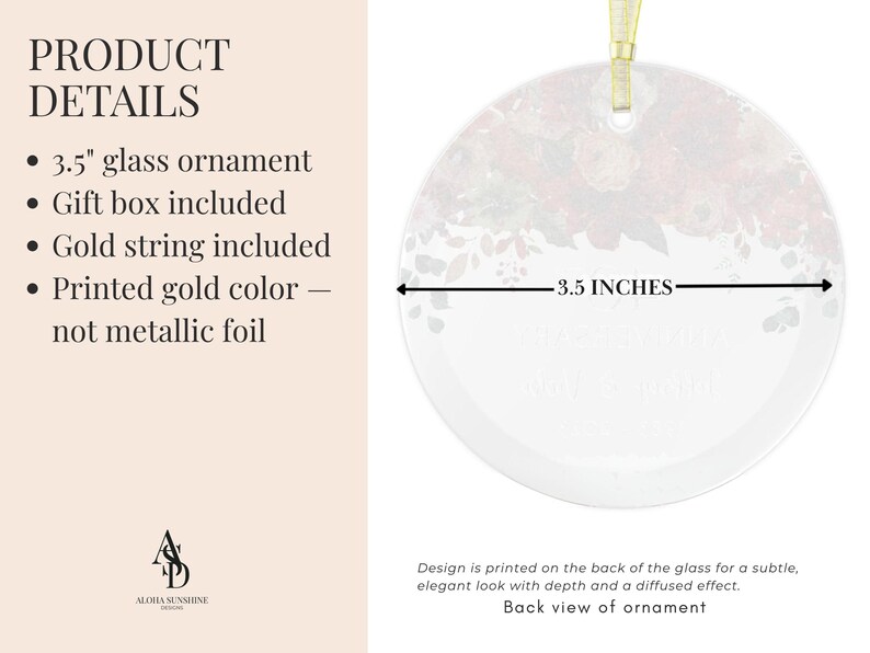 K&ouml;nnte beinhalten: Ein rundes Glasornament mit 8,9 cm Durchmesser, einem floralen Design am oberen Rand und einer goldenen Schnur zum Aufh&auml;ngen. Die Produktdetails nennen ein 8,9 cm gro&szlig;es Glasornament, eine Geschenkbox, eine goldene Schnur und Golddruck.