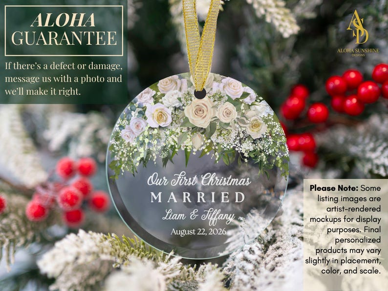 K&ouml;nnte beinhalten: Ein runder, klarer Glasanh&auml;nger mit einem Blumenarrangement aus wei&szlig;en und blassrosa Rosen sowie gr&uuml;nem Blattwerk am oberen Rand. Der Text lautet: Our First Christmas MARRIED, Liam & Tiffany, August 22, 2026. Er h&auml;ngt an einem goldenen Band.