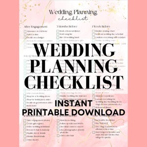 Puede incluir: Una lista de verificación de planificación de bodas imprimible con un fondo rosa y dorado. La lista de verificación está dividida en secciones para después del compromiso, 3 meses antes, 1 semana antes, 6 a 12 meses antes, 4 meses antes, 2 semanas antes y el día antes de la boda. La lista de verificación incluye tareas como anunciar el compromiso, reservar una cena de ensayo, finalizar los arreglos de asientos y tomar fotos de compromiso.