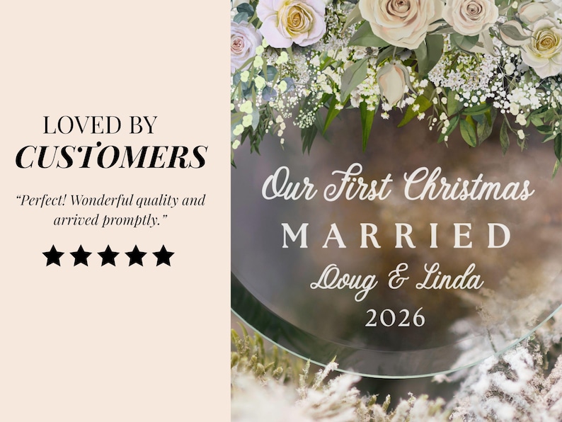 K&ouml;nnte beinhalten: Ein kreisf&ouml;rmiges Ornament aus klarem Acryl mit einem Blumenarrangement aus wei&szlig;en und blassrosa Rosen mit gr&uuml;nen Bl&auml;ttern an der Oberseite. Der Text lautet Our First Christmas MARRIED Doug & Linda 2026. Links steht der Text LOVED BY CUSTOMERS.