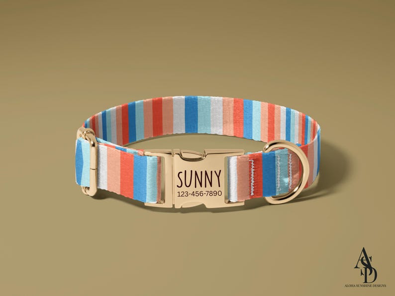 以下が含まれることがあります： 金色のバックルと金具が付いた、カラフルなストライプの犬用首輪。「SUNNY」という名前と電話番号が表示されています。ストライプは青、オレンジ、白の色合いです。長さは約30cmです。
