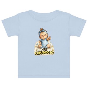 Può includere: Un set di tre tazze in ceramica con finitura opaca e macchiettata. Le tazze sono nei toni del crema, grigio chiaro e grigio scuro. Ogni tazza ha un design semplice e minimalista e un manico arrotondato.