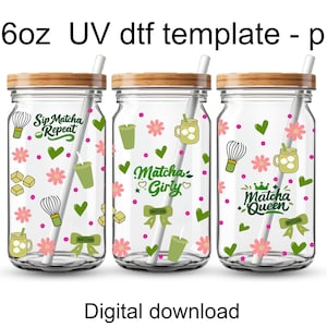 Può includere: Tre barattoli di vetro trasparente con coperchi in legno, ciascuno con una cannuccia. I barattoli sono decorati con grafiche a tema matcha, tra cui testo, fiori, cuori e icone relative al matcha. Il testo sui barattoli include "Sip Matcha Repeat", "Matcha Girly" e "Matcha Queen".