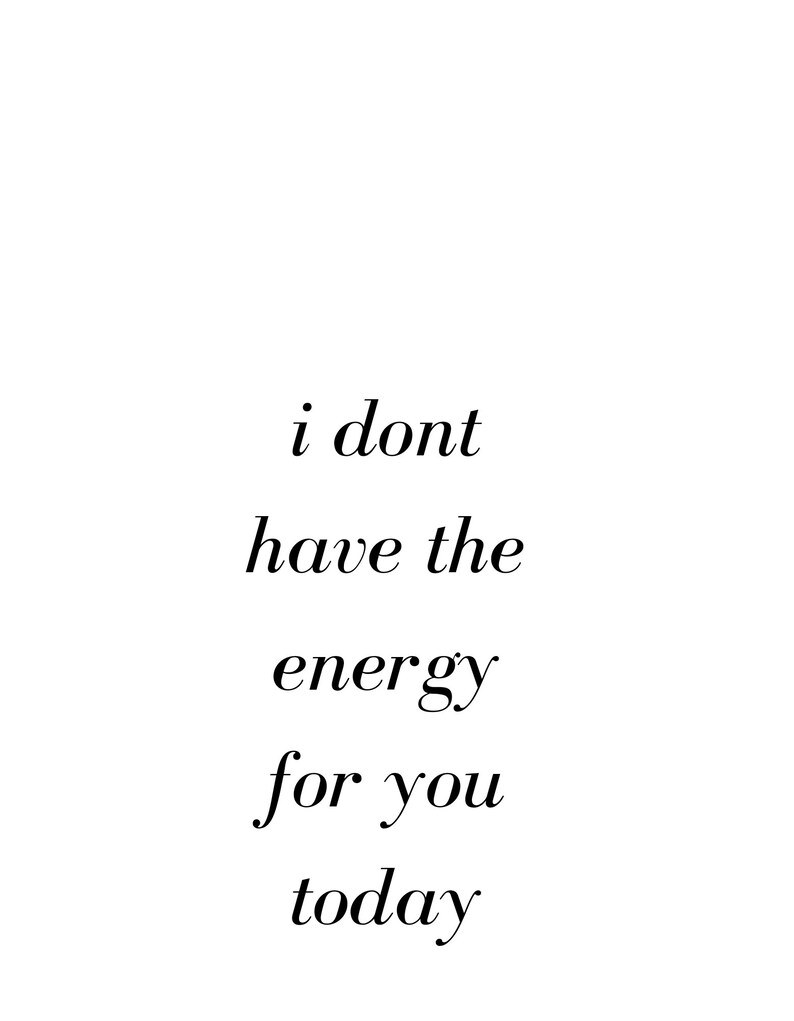 Op de afbeelding: Zwart-witte tekst op een witte achtergrond die "i dont have the energy for you today" zegt.