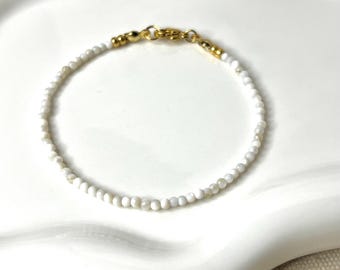 Dainty Natural Shell Beaded Bracelet: Gold-Plated Stainless Steel