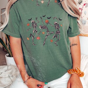 Camicia con scheletri danzanti colori comfort, colori comfort di Halloween, camicia retrò, camicia autunnale vintage, maglietta di Halloween, scheletro autunno Halloween