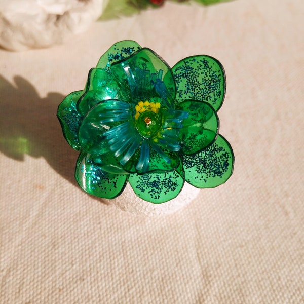 Bague  fleur lumineuse verte pailletée coeur jaune upcycling